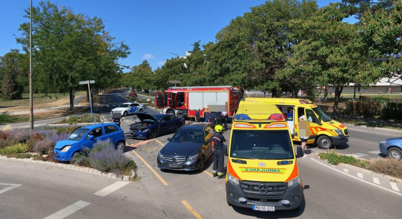 Figyelmetlenségből óriási koccanás: Ford Mustang sportkocsi tört össze Szombathelyen - többen is megsérültek - fotók
