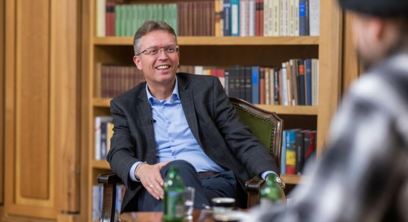 A parlamentben bilincselik meg Hankót és Sesztákot