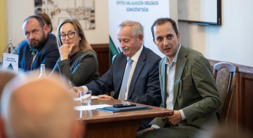 Társasházi pályázatok, országos tudásközpont, ukrán újjáépítés – jövőbemutató kezdeményezések az ÉVOSZ elnökségi ülésén