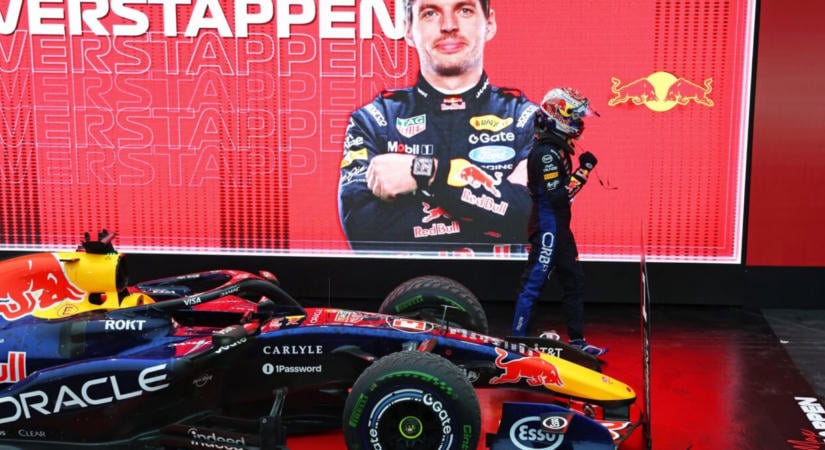 Dráma Szingapúrban: Russell az élről csapódott a falba, a McLaren-pilóták feleslegesen ütköztek, Verstappen behúzta a kaotikus sprintet