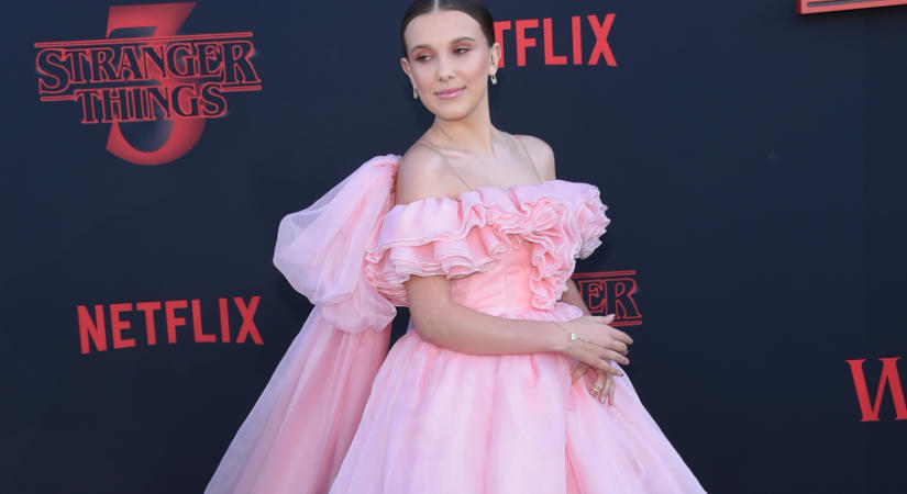 Millie Bobby Brown Barbie-rózsaszín szettjét imádja most a világ: ebben a randizott a férjével