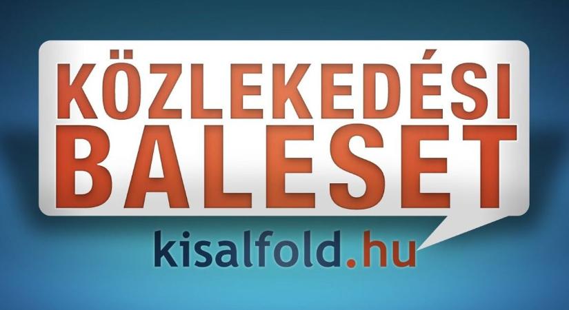 Munkagépnek ütközött egy furgon az M85-ösön, Ikrény közelében