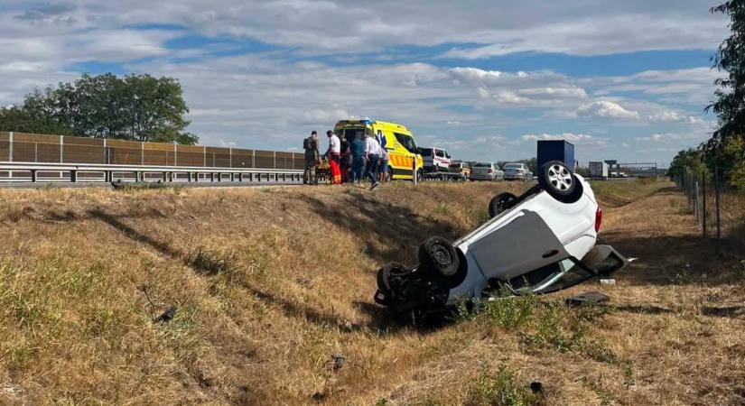Nem hajtottak tovább: katonák segítettek egy balesetet szenvedett autósnak az M4-esen