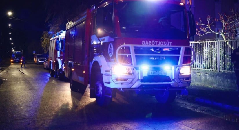 Szirénák hangja hasított az éjszakába, lángokban állt egy épület Ózdon