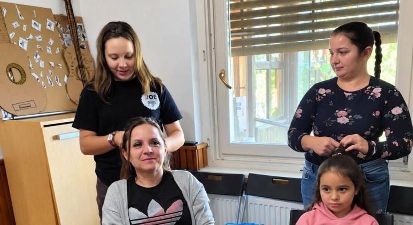 Csajos délután Lábodon – csodaszép frizurák készültek: anyukák és leányaik együtt lesték el a hajfonás titkait