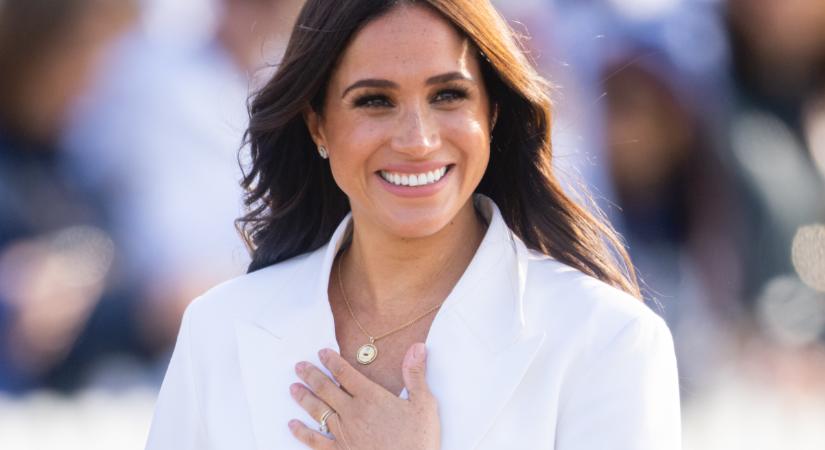 Meghan Markle ezt a trükköt veti be, hogy kiemelje sötét hajszínét: 6 csodás szín, amit szívesen kombinál öltözékében, hogy elkerülje a komor összhatást