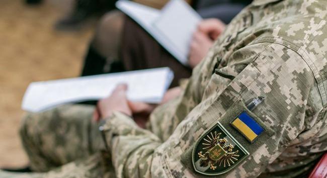 Az ablakon át próbált menekülni egy férfi a TCK-ból Csernyivciben, de a lábát törte