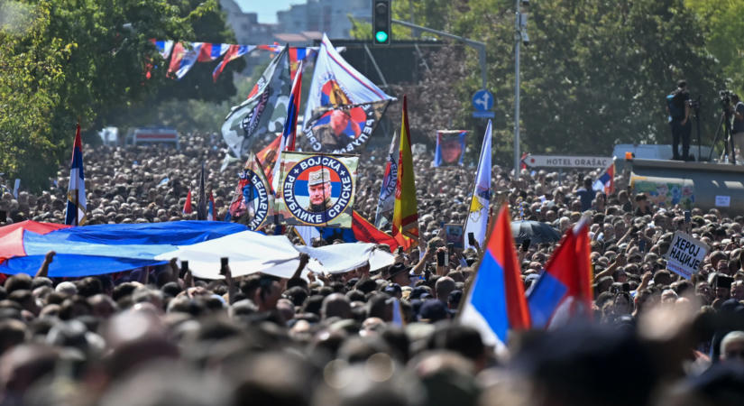 Ezrek gyászolták Belgrádban a háborús bűnökért elítélt Ratko Mladićot