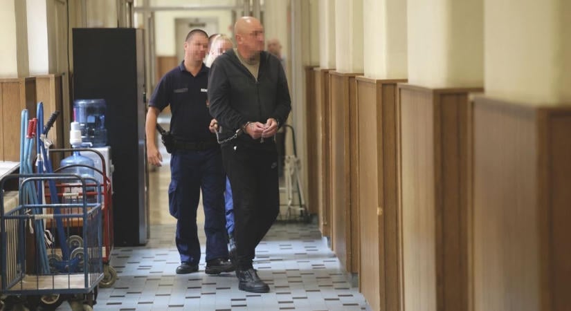 Fotók és videó! Szenvtelen arccal, kapucnis pulcsiban ment a bíróságra a taktakenézi képviselőt leszúró hentes