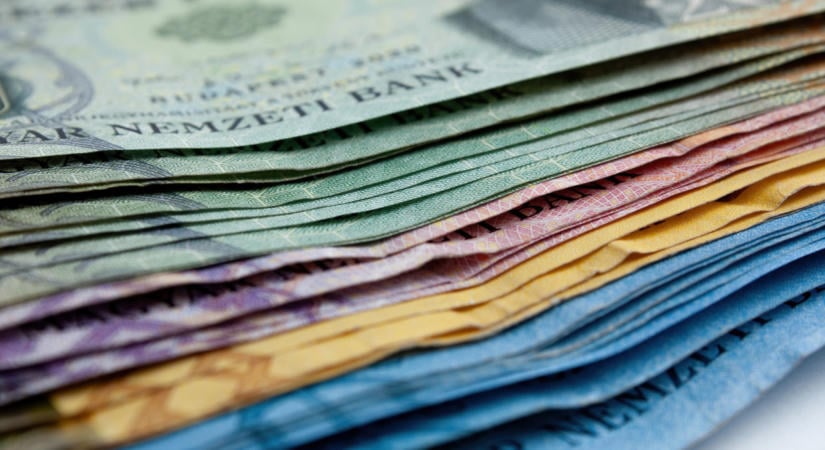 Hirtelen zuhanórepülésbe kezdett a forint: mi történik a magyar devizával?