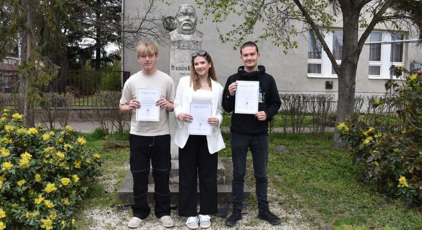 Szavalóversenyen mutatták meg tehetségüket a pásztói gimnazisták