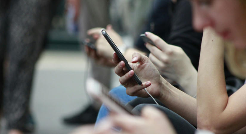A mobiltelefonok is szerepet játszhatnak a születésszám csökkenésében