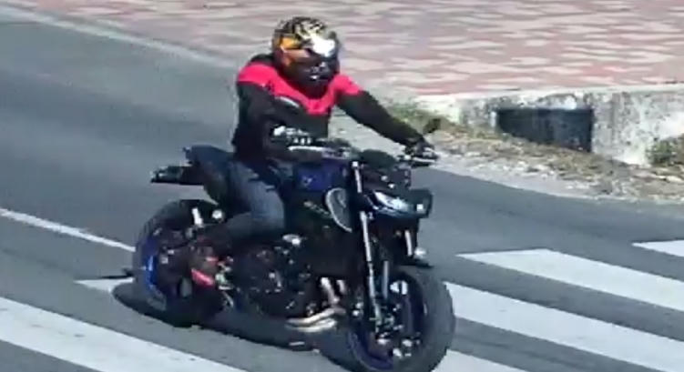 Ijesztő vége lett a közúti konfliktusnak: követ dobott a szélvédőre a motoros