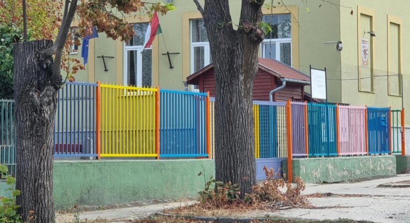 Sokszínűre festettek a szülők egy iskola kerítést Rákoscsabán, a helyi fideszes képviselő szerint átléptek egy határt