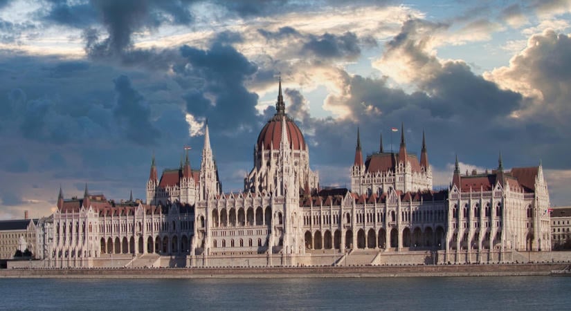 Kétszer is összecsapnak az indulatok ma a parlamentben