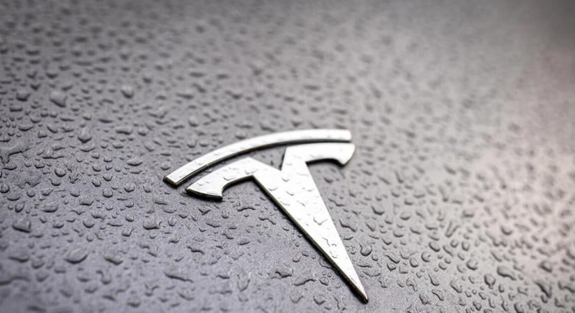 A Tesla igyekszik kikapaszkodni a gödörből