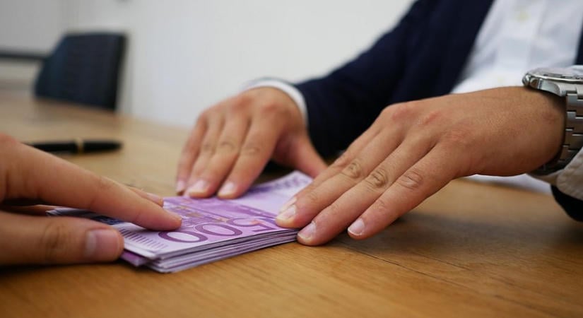 Robbanásszerűen nő a hitelfelvétel, tíz százalékkal több pénzt kölcsönöztek a polgárok