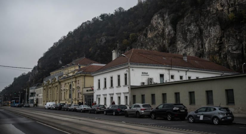Parkolósávból lesz kerékpárút a Rudas fürdővel szemben