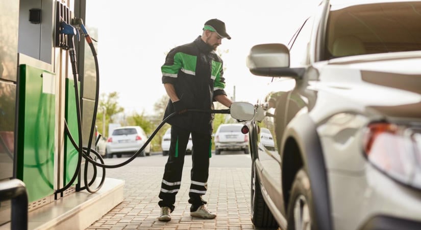 Újabb árváltozás érinti a hazai autósokat: a benzin ára csökkent, a gázolajé viszont nőtt