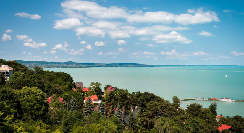A Balatonon fürdési tilalmat rendeltek el ezen a településen