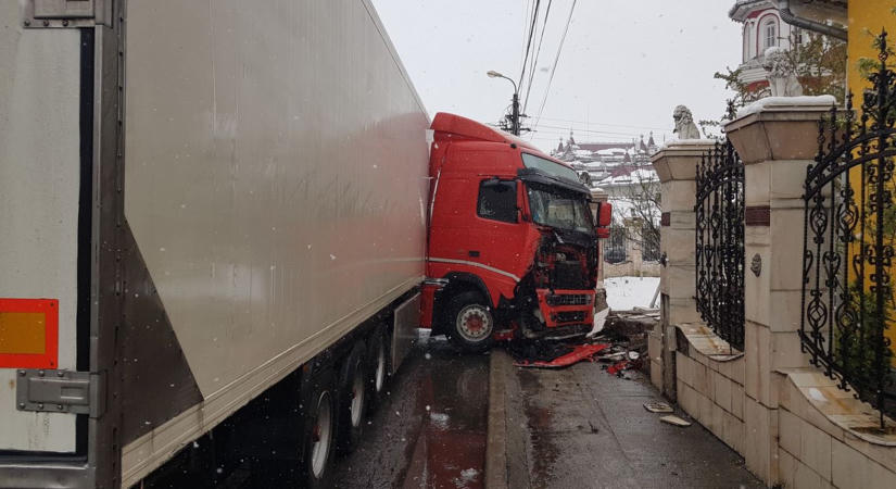 Brutális baleset Ócsárdon: kamion csapódott egy családi házba