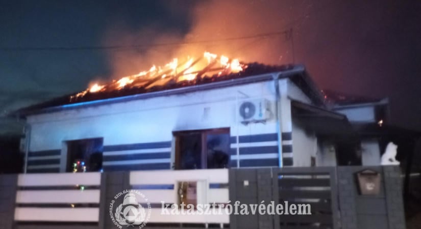 Teljes terjedelmében égett egy ház és egy garázs Geszten