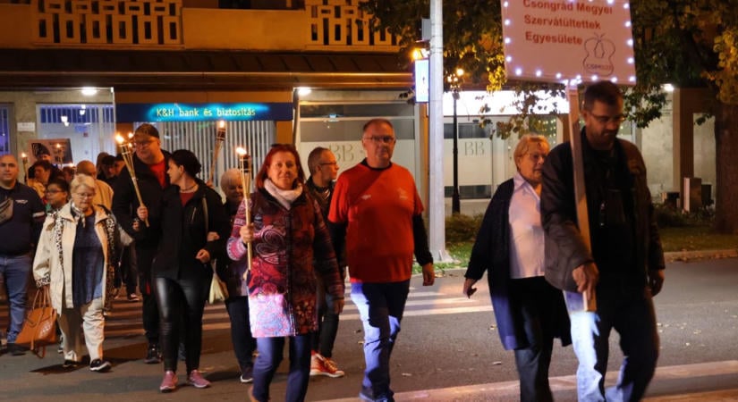 Fáklyákat emeltek az ég felé a szervátültetés napján Makón