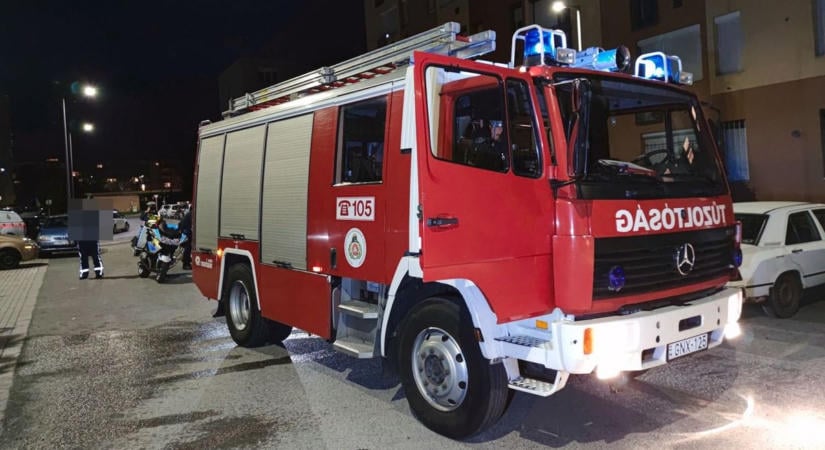 Egyetlen flakon víz kellett a tűzoltóknak: pince tűzhöz riasztották őket Debrecenben