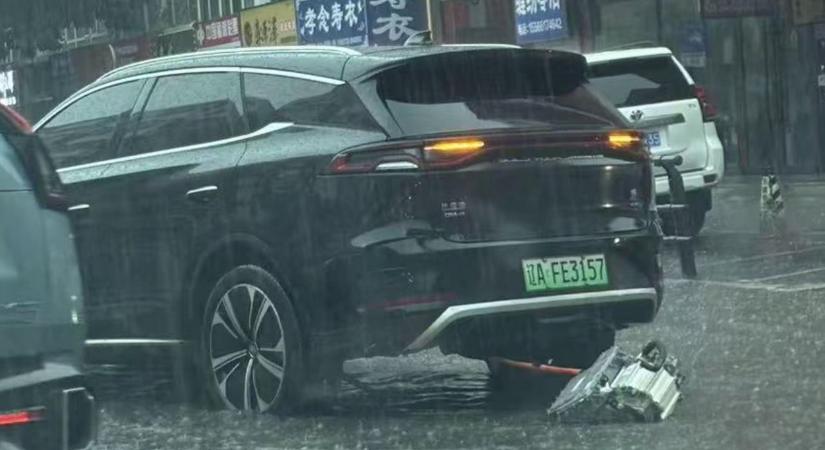 Videó: menet közben esett ki a BYD villanymotorja az autóból?