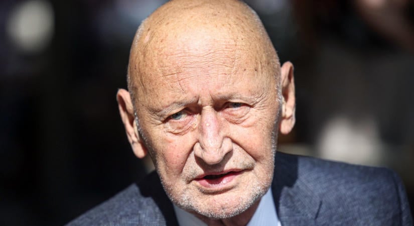 Még három hétig tart Reviczky Gábor kezelése