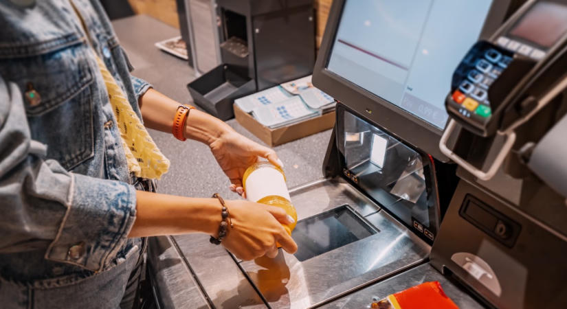 Banántrükk az önkiszolgáló kasszáknál: így dolgoznak a bolti „szarkák”, de a lebukás szinte garantált – Figyelmeztetett a Spar