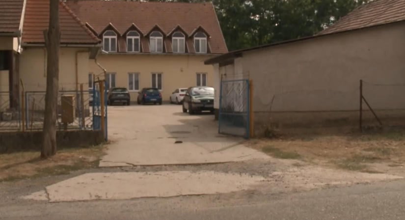 Megszólalt a megölt taktakenézi képviselő özvegye, simogatta és szorongatta férje kezét