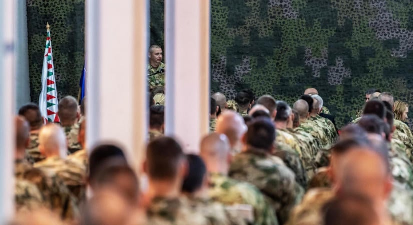 Ruszin-Szendi Romulusz szerint 1,2 millió forintért akart venni egy-egy öltönyt a katonáknak a Szalay-Bobrovniczky-féle HM