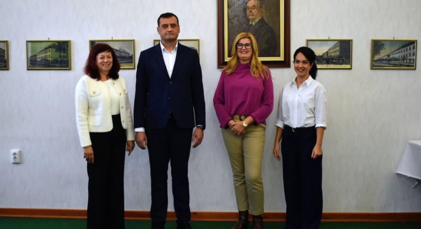 Az elhivatott pedagógusokat díjazta az Eötvös József Főiskola