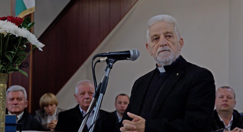 „Velünk az Isten!” – Szabó Konstantin atya tartott előadást Szürtén