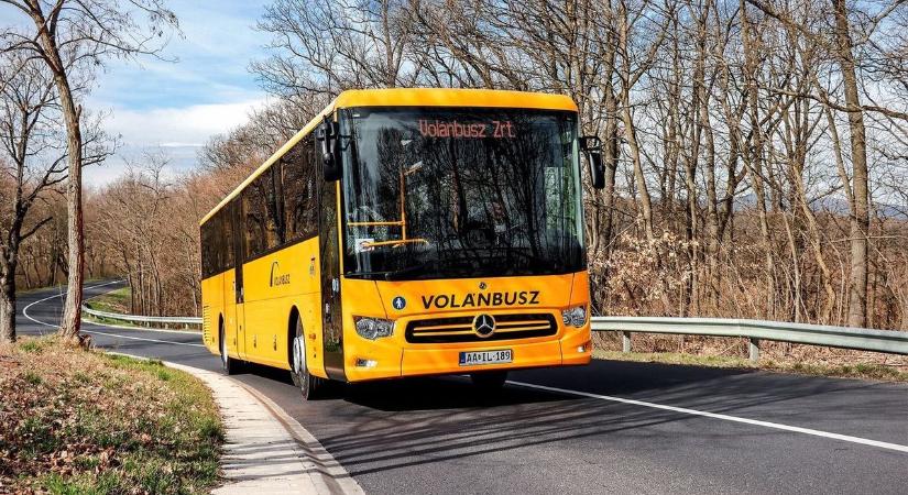 Kidőlt egy fa Ostoros és Novaj között, teljes útzár bénítja a forgalmat