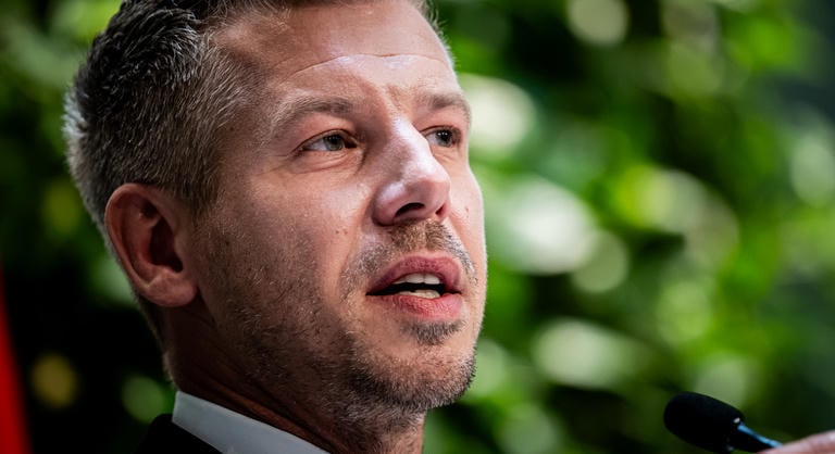 Borral öntötte Magyar Pétert egy férfi Szekszárdon, videón az incidens