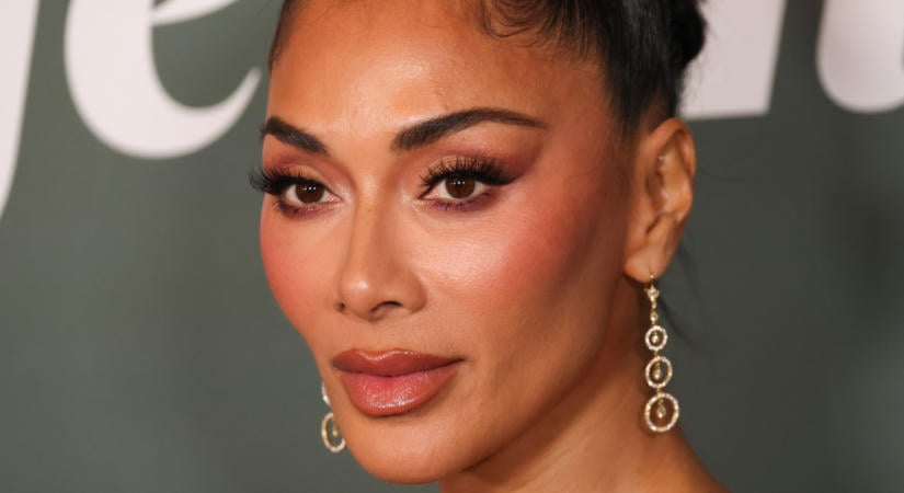 Nicole Scherzinger áttetsző miniruhában randizott Párizsban