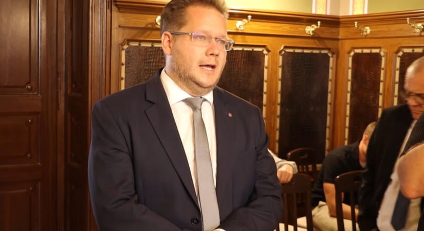 Többmilliós fizetés mellett szociális bérlakásban lakik a kecskeméti fideszes alpolgármester