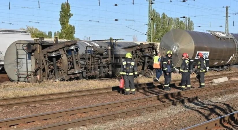 Vasárnap estig felborul a vasúti közlekedés a felborult szerelvény miatt: több fővonalat is érint a változás