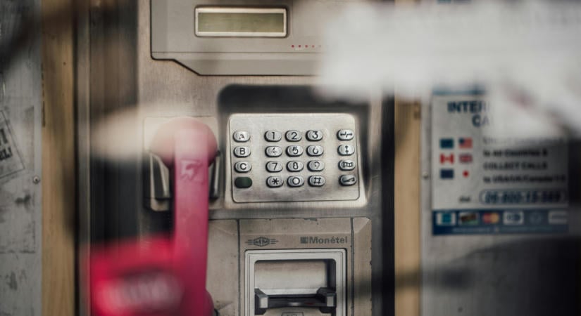 Egy zuglói telefonfülkéből hívta a segélyhívót egy 17 éves fiú, hogy bomba van egy iskolában