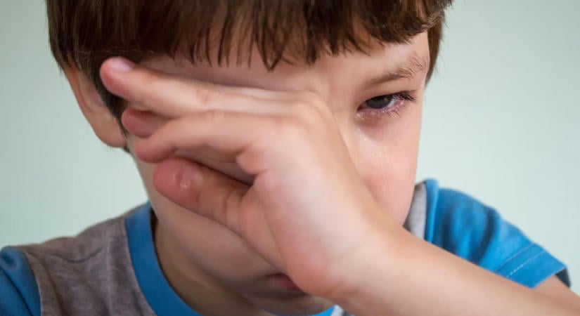 Meglazultak a négyéves kisfiú fogai, miután apja arcon ütötte – hihetetlen, mi váltott ki belőle ekkora dühöt