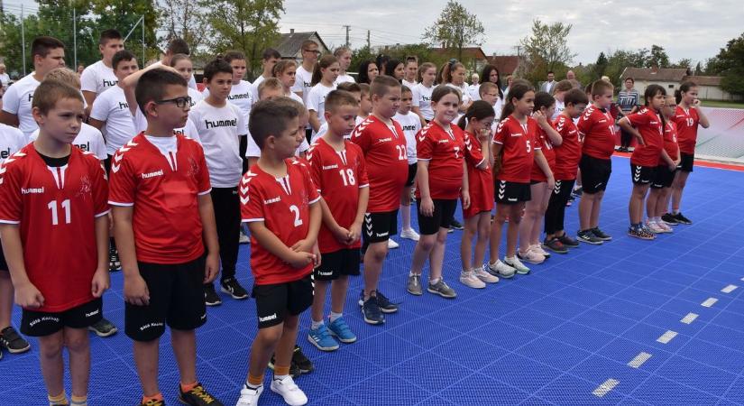 Új kézilabdapályával gyarapodott a karcagi iskola