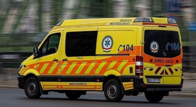 Tetejére borult egy autó a forgalmas úton, egy személyt feszítővágóval szabadítottak ki