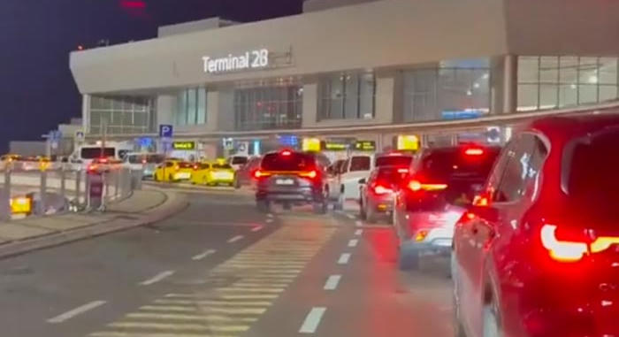 Botrány a ferihegyi reptéren, összeomlott a közlekedés az új díj miatt