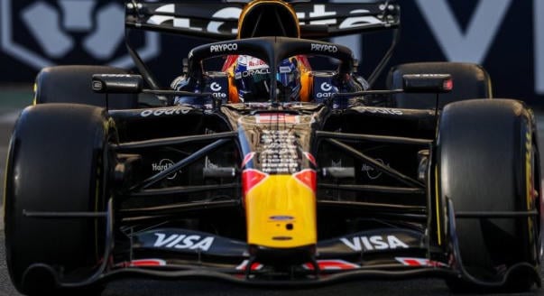 Verstappen elcsente a harmadik bakui edzést Russell elől