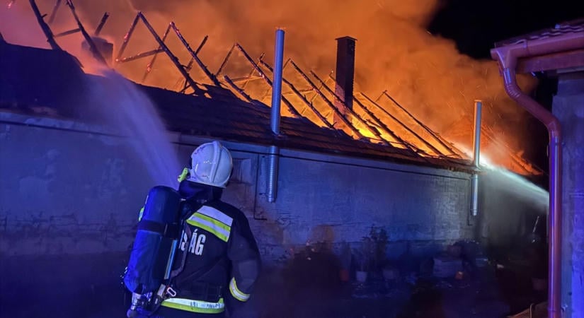 Pokoli tűz Fejérben: gázpalackokat mentettek a tűzoltók, lakhatatlanná vált a ház (helyszíni fotó)