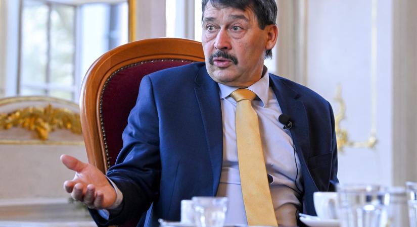 Áder János történelmi titkokat fedett fel a Várban, miközben a demonstrálók a rendszer összeomlását vizionálták