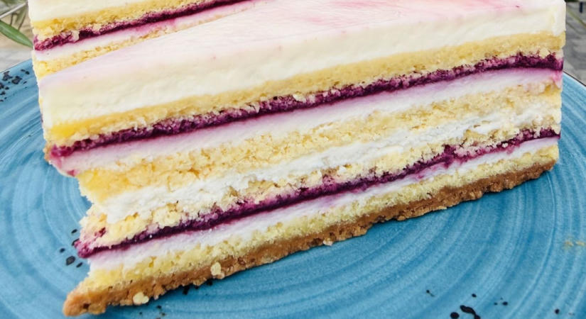Mától kapható az ország tortája – megkóstoltuk a Bíborfehéret, és van róla véleményünk - videó