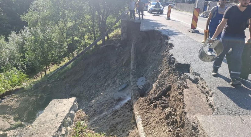 Beomlott a DN10-es főút egy szakasza csőtörés miatt